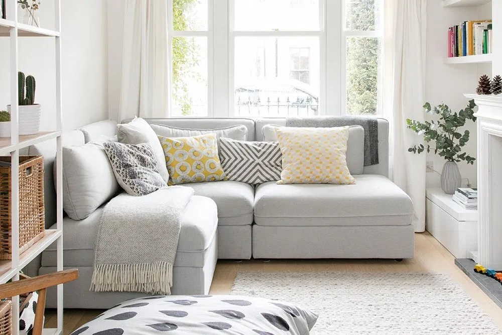 ruang keluarga yang nyaman dengan sofa leter L