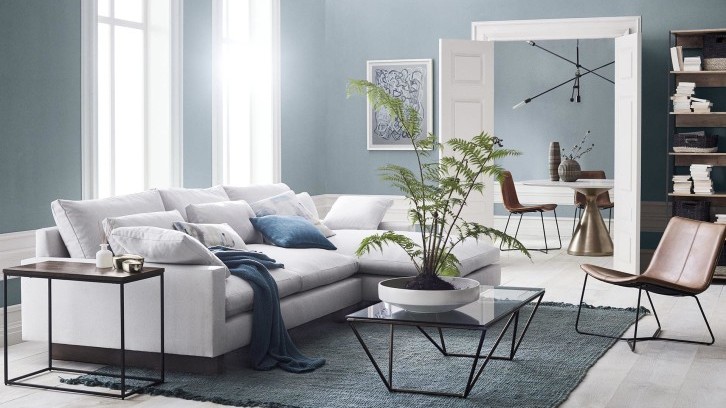 ruang keluarga dengan sofa leter L